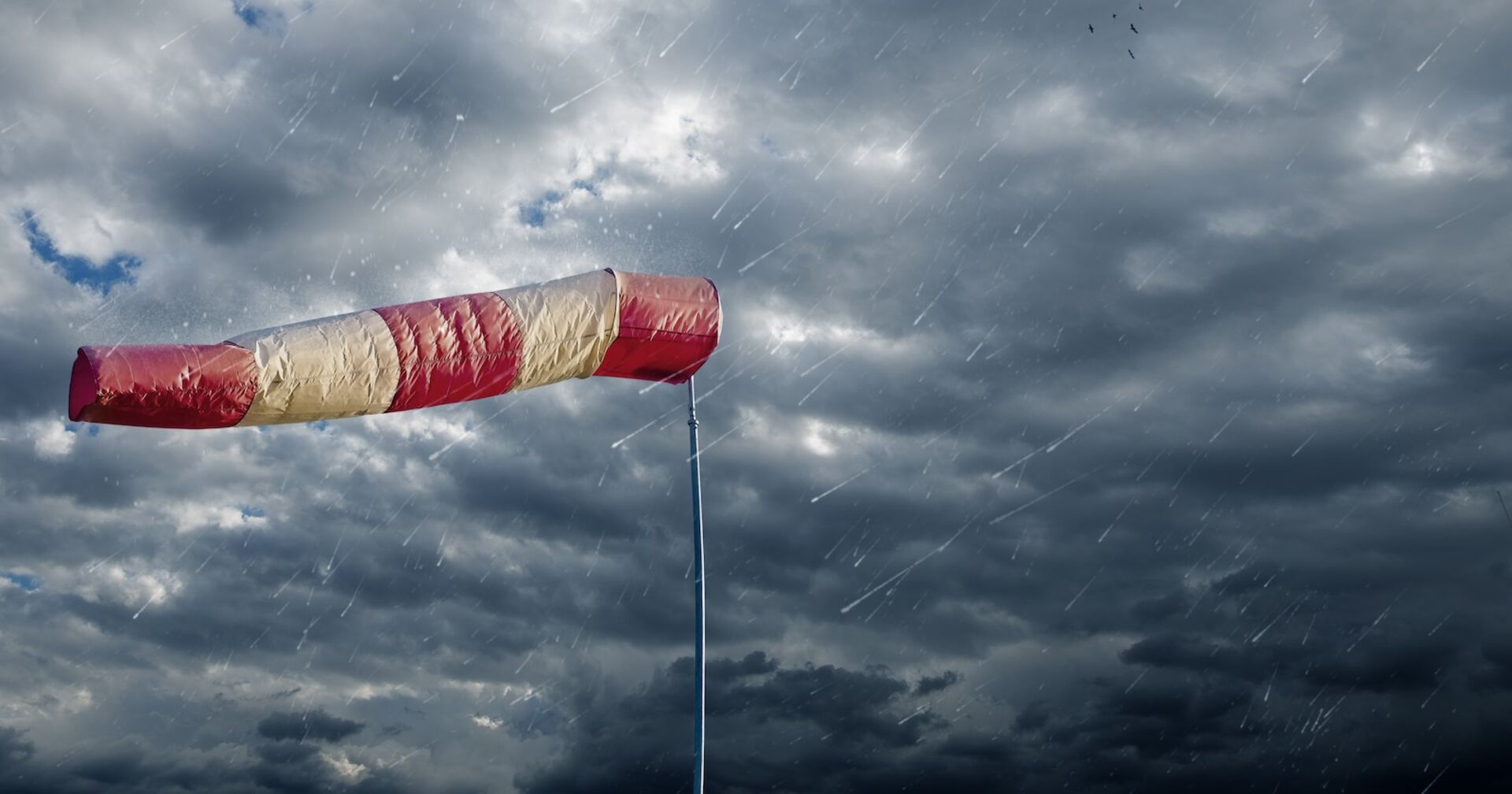 Starker Regen und Wetterfahne.