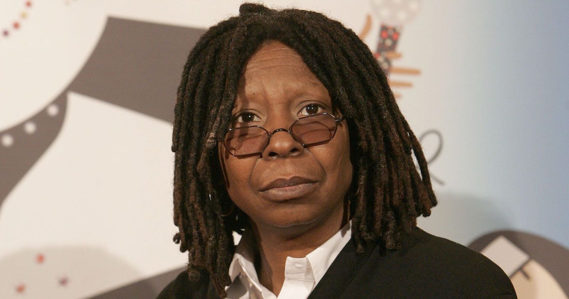 Whoopie Goldberg mit einem schwarzen Oberteil.