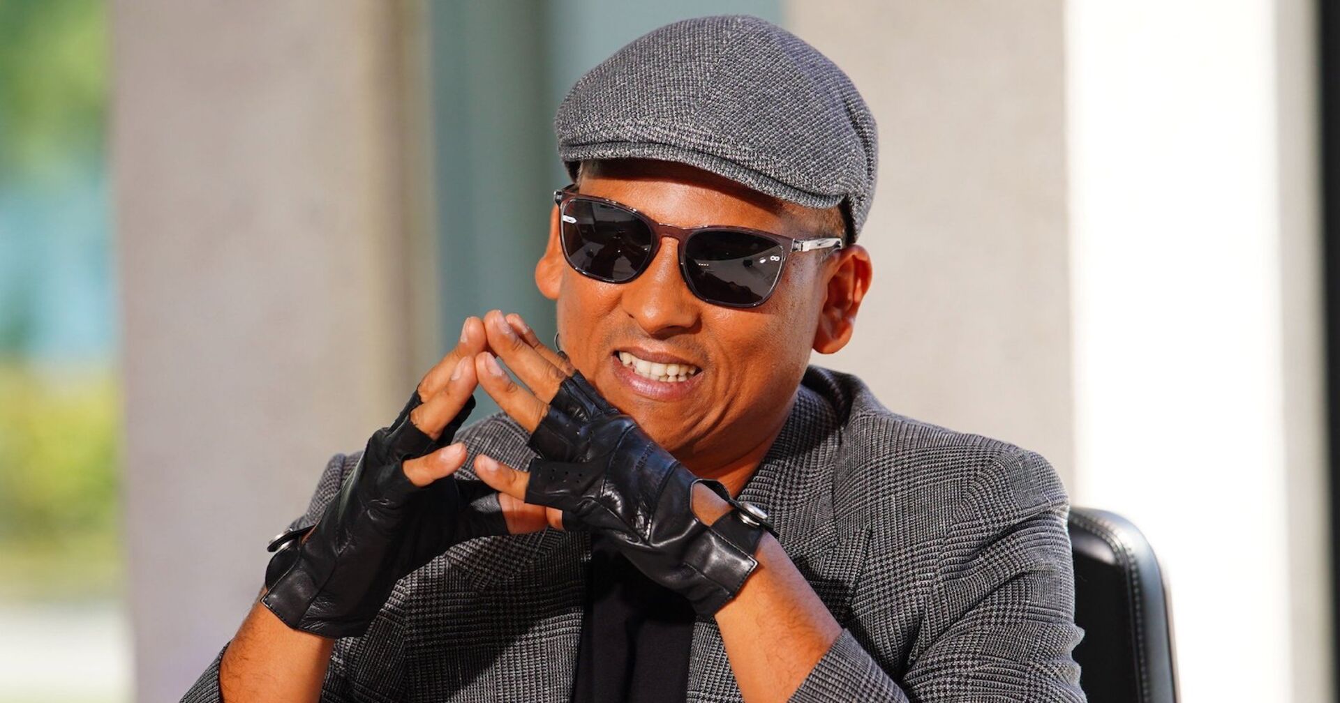 Xavier Naidoo mit einer Brille, einer Kappe und schwarzen Handschuhen