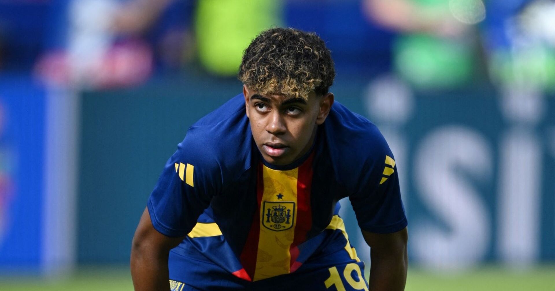 Lamine Yamal auf dem Rasen.