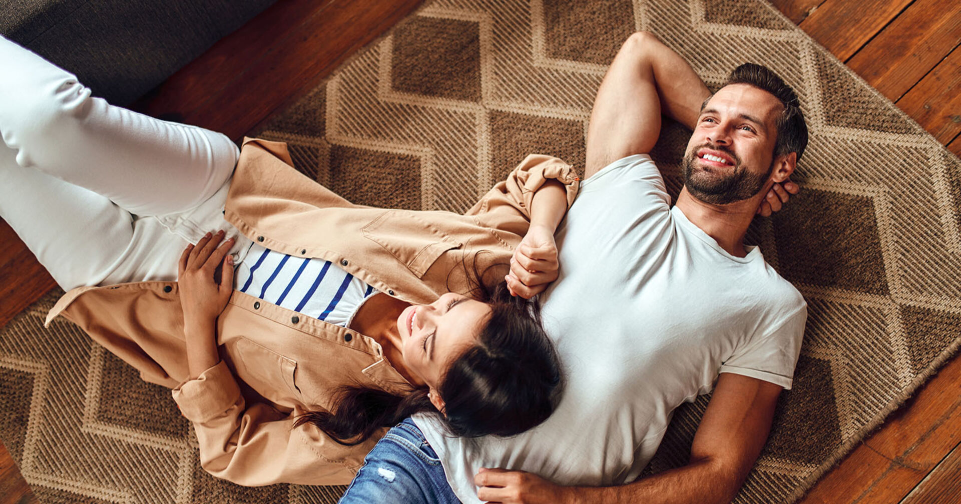 Frau und Mann liegen zusammen am Boden | Credit: iStock.com/Valerii Apetroaiei