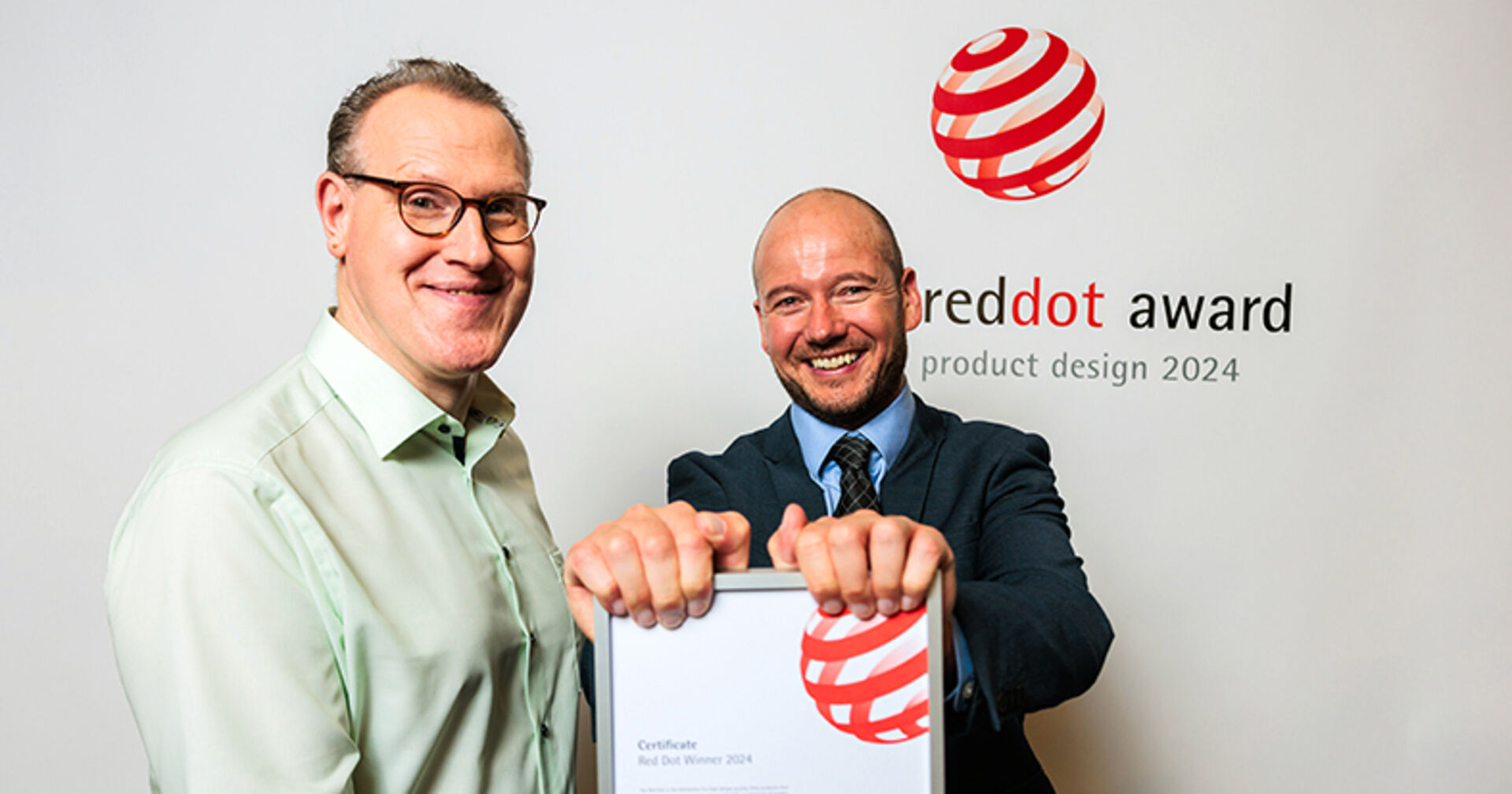 Stellvertretend für das gesamte Bachmann-Team nahmen Daniel Pfeifer (r.) und Frank Fladerer die Urkunde zum Red Dot Award in Empfang. 