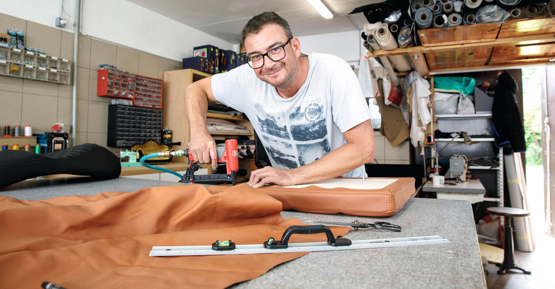 Roman Pilz nimmt sich Zeit: Rund 100 Arbeitsstunden braucht er im Schnitt für einen Oldtimer.