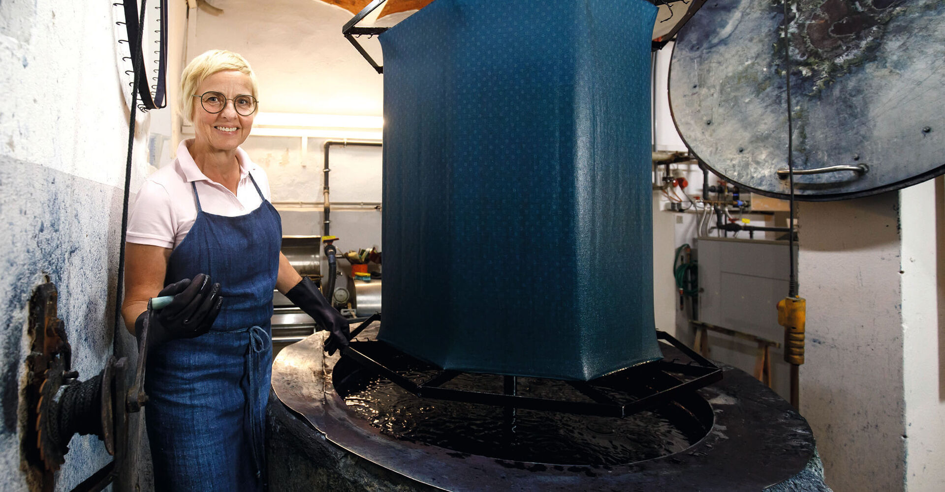 Maria Wagner bei der Arbeit in ihrer Blaudruckerei.