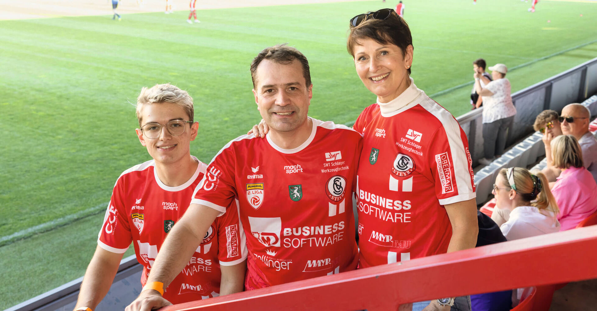 Eine Familie sieht rot-weiß: Markus Knasmüller, Präsident von SK BMD Vorwärts Steyr, mit seiner Frau, seinem Sohn und manchmal auch 300 BMD-Mitarbeitern in der Volksstraße.