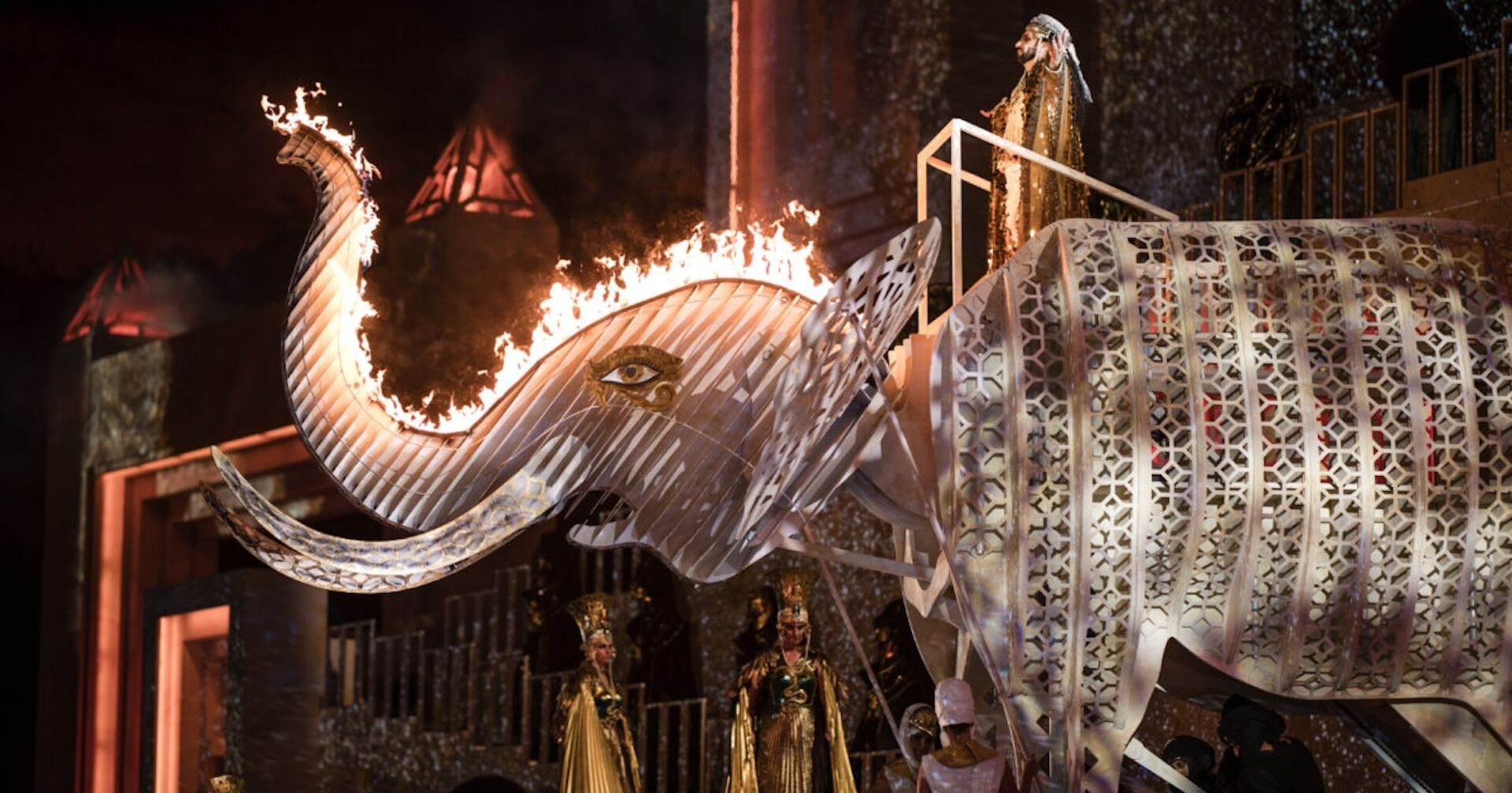 Bühnenbild mit Elefanten aus Metall in Flammen