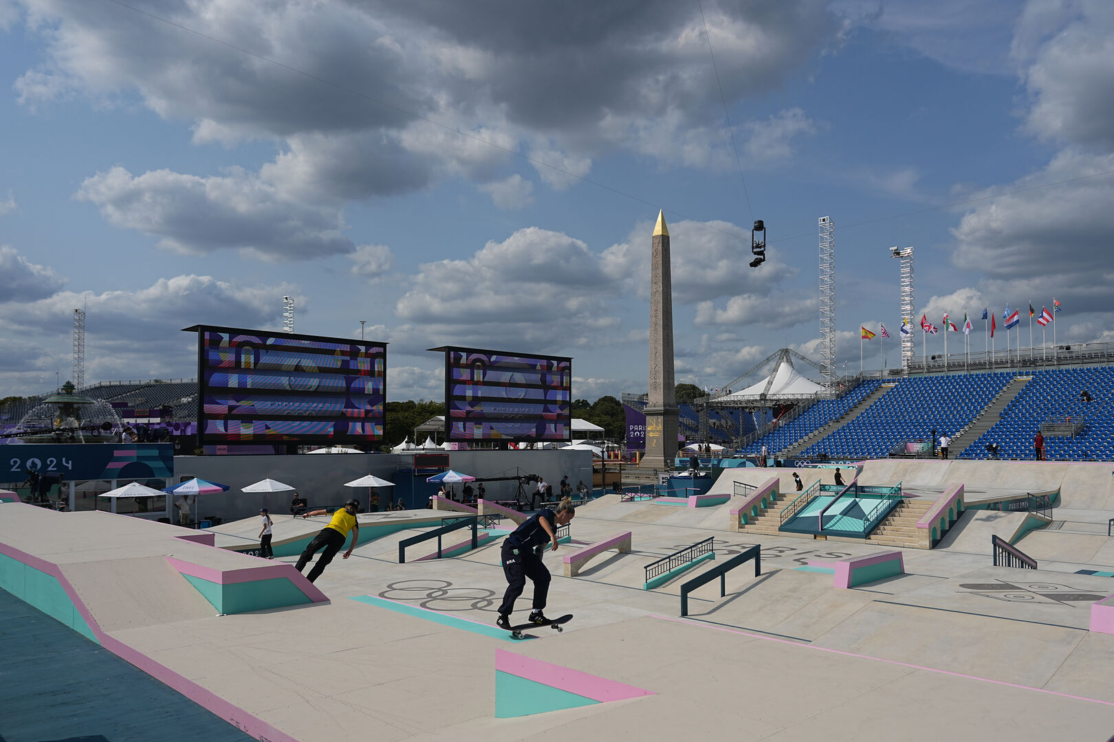 Skateboarder auf einem riesigen Platz