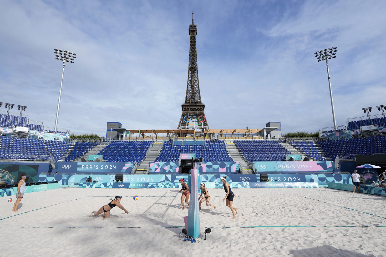 Volleyballer spielen im Sand vor dem Eiffelturm