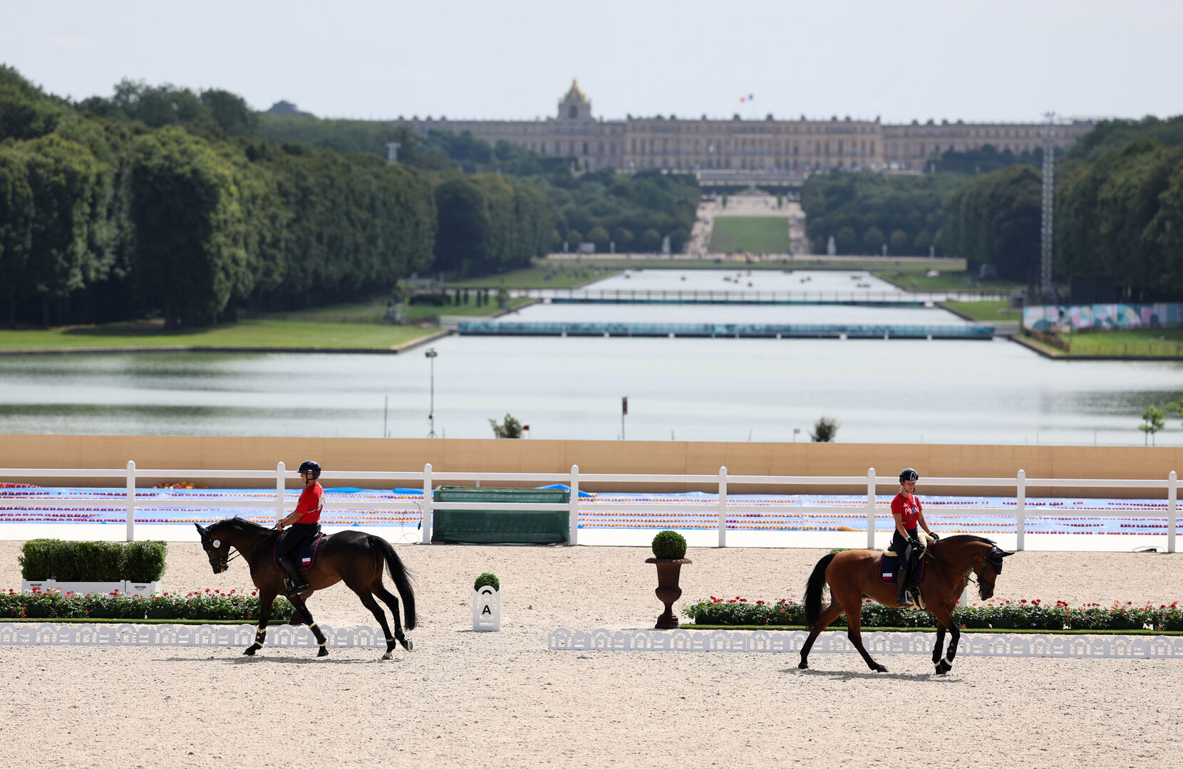 Zwei Reiter vor dem Schloss Versailles in Frankreich