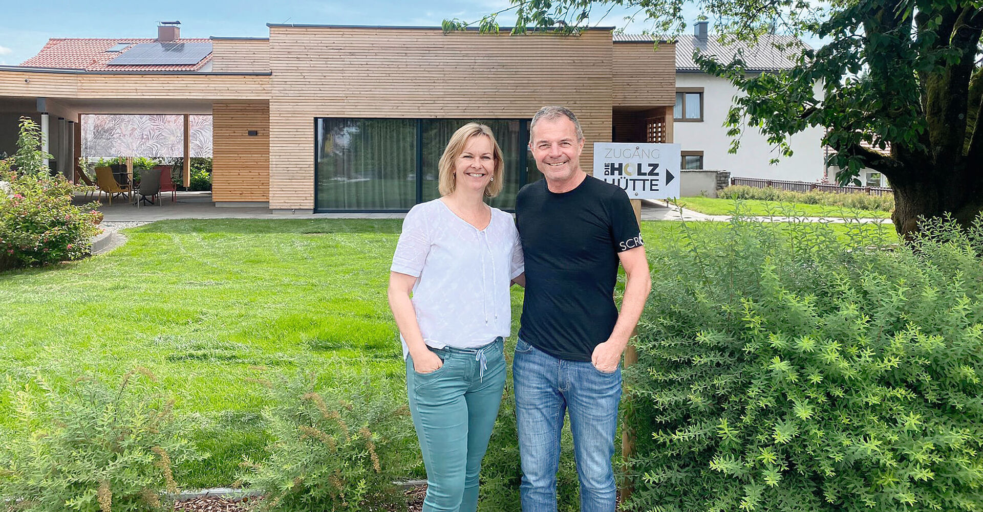Gerhard Hinterkörner mit seiner Frau Beatrix vor ihrer &quot;Holzhütte&quot;, wo ausschließlich sinnstiftende Projekte betrieben werden sollen. &quot;Das allerbeste Investment sind gelungene Beziehungen&quot;, sagt Hinterkörner.