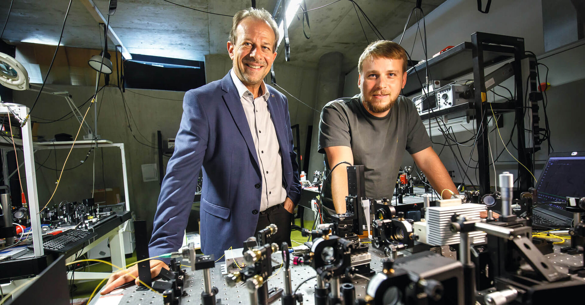 Peter Burgholzer mit Forscher Ivan Zorin in dessen Labor für Quantensensorik bei Recendt. Damit kann deutlich genauer gemessen werden als mit optischen oder akustischen Methoden.