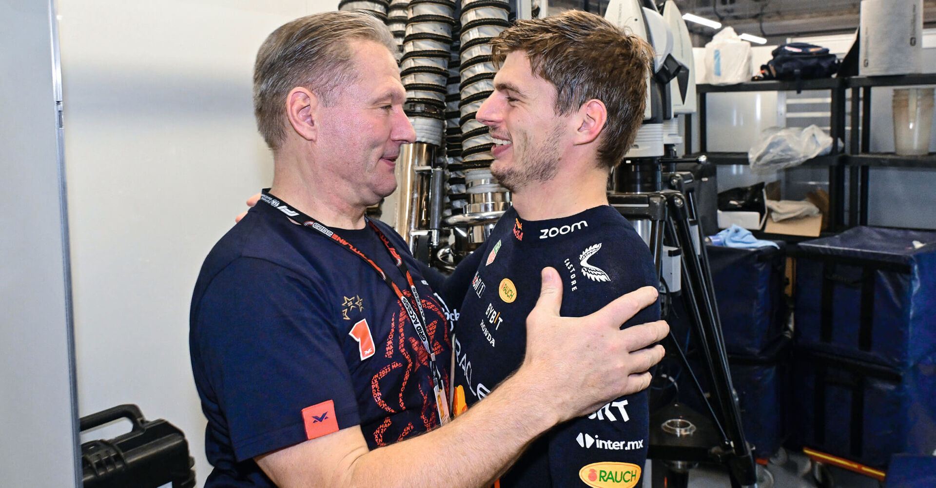Im Sport finden sich auffallend viele Vater-Sohn Gespanne, so wie hier bei Jos und Max Verstappen.