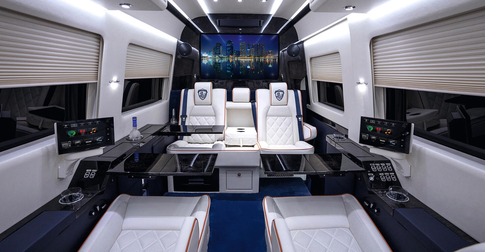 Der &quot;Jetvan&quot; wird seinem Namen gerecht. Ein Mercedes Sprinter wird zum Privatjet auf Rädern - Büro, WC und Badezimmer inklusive.