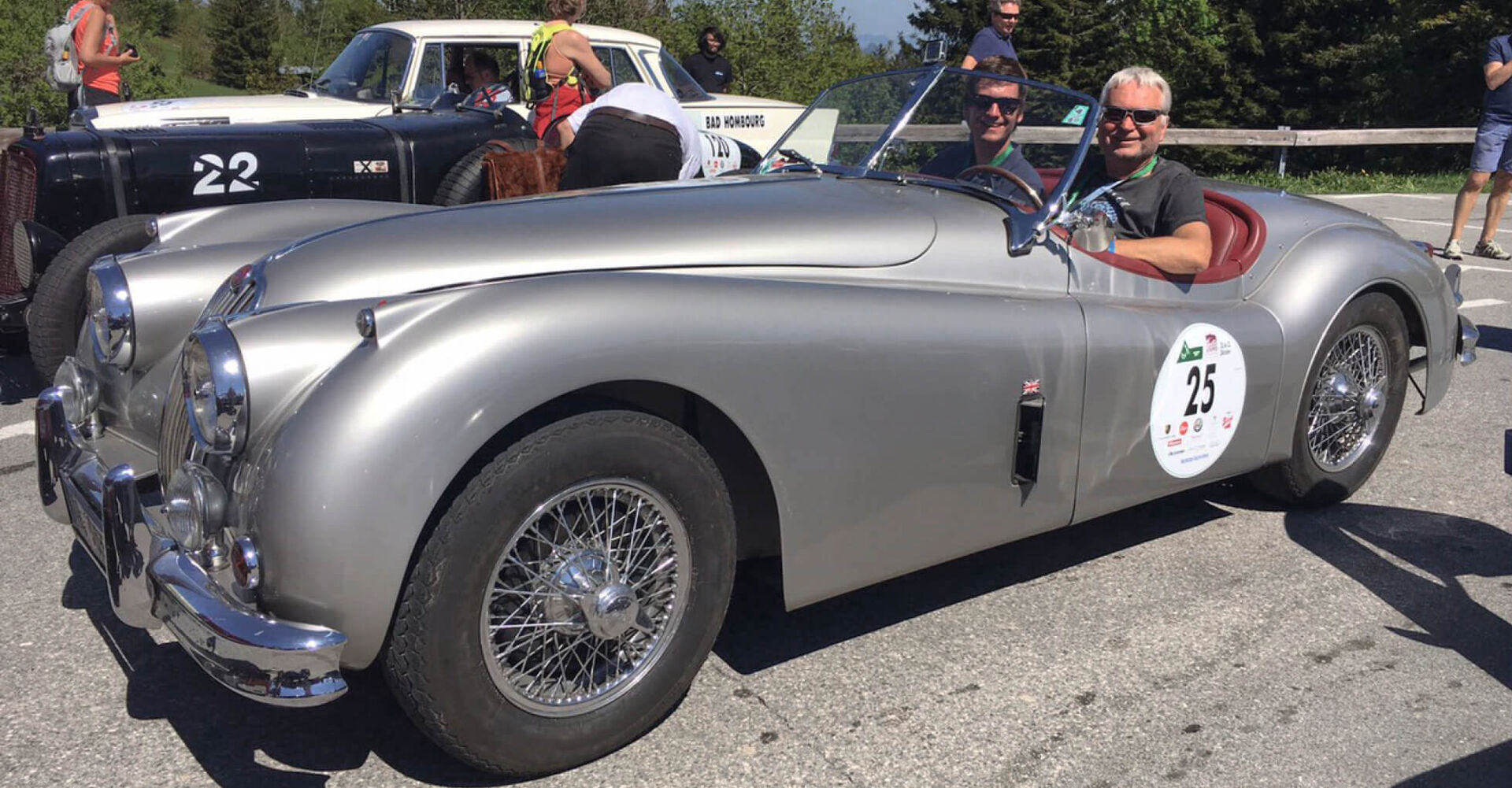 Schöne Blechkurven: Werner Lang am Steuer des Jaguar XK140 OTS, Beifahrer ist Sohn Paul.