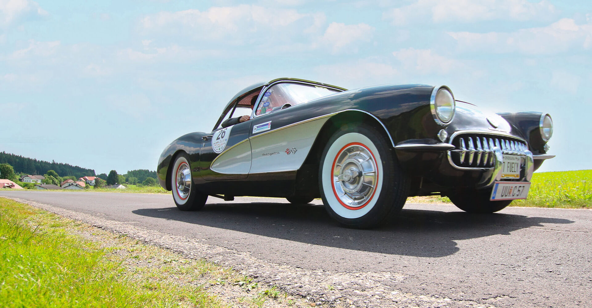 57er-Chevy in Damenhand: Angela Sammer aus Kirchschlag lenkt eine Chevrolet Corvette C1 Ramjet mit 295 PS.