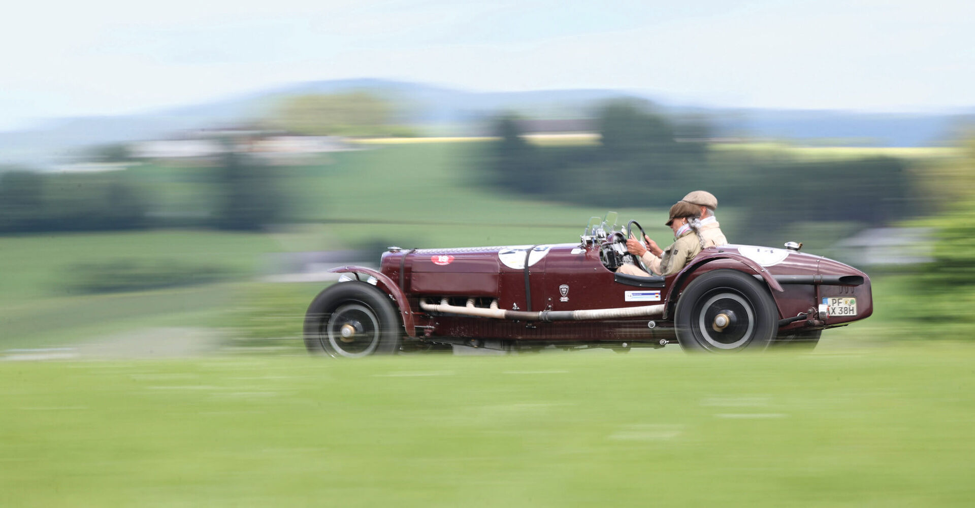 Die Mühlviertel Classic Charity Rallye lockt Fahrer aus ganz Europa an: Ulrich Renger und Maria Linder aus Deutschland in einem Alvis 12/70 Speed 20.