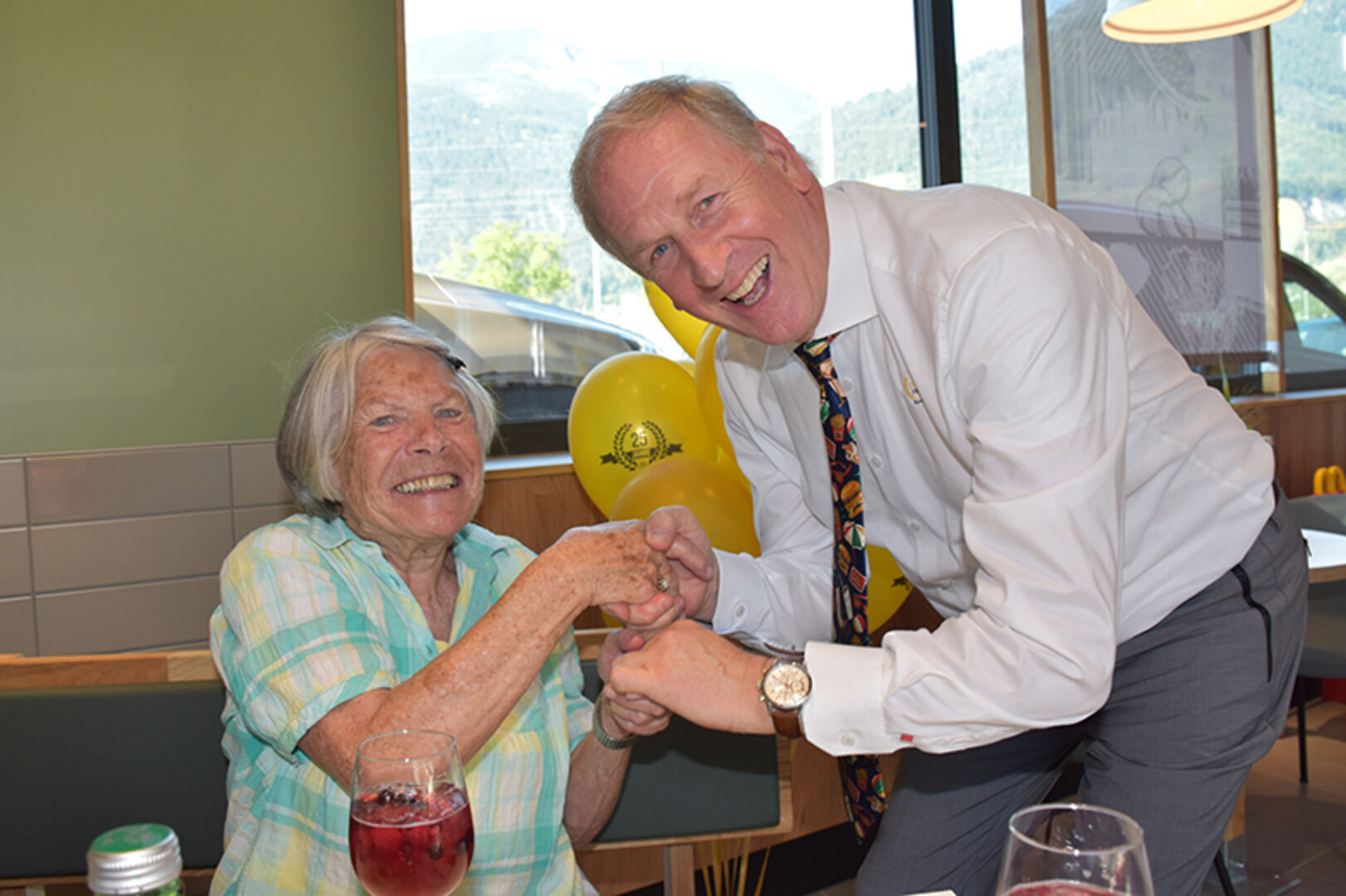 McDonald`s Stammgast in Lustenau, Hard, Dornbirn und Hohenems: Herta Hassel (Lustenau) mit Mister McDonald's Vorarlberg Loek Versluis