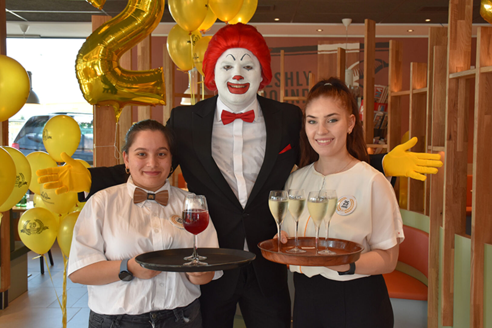Ronald McDonald mit Laura Nakic (li.) und Uliana Chyipesh