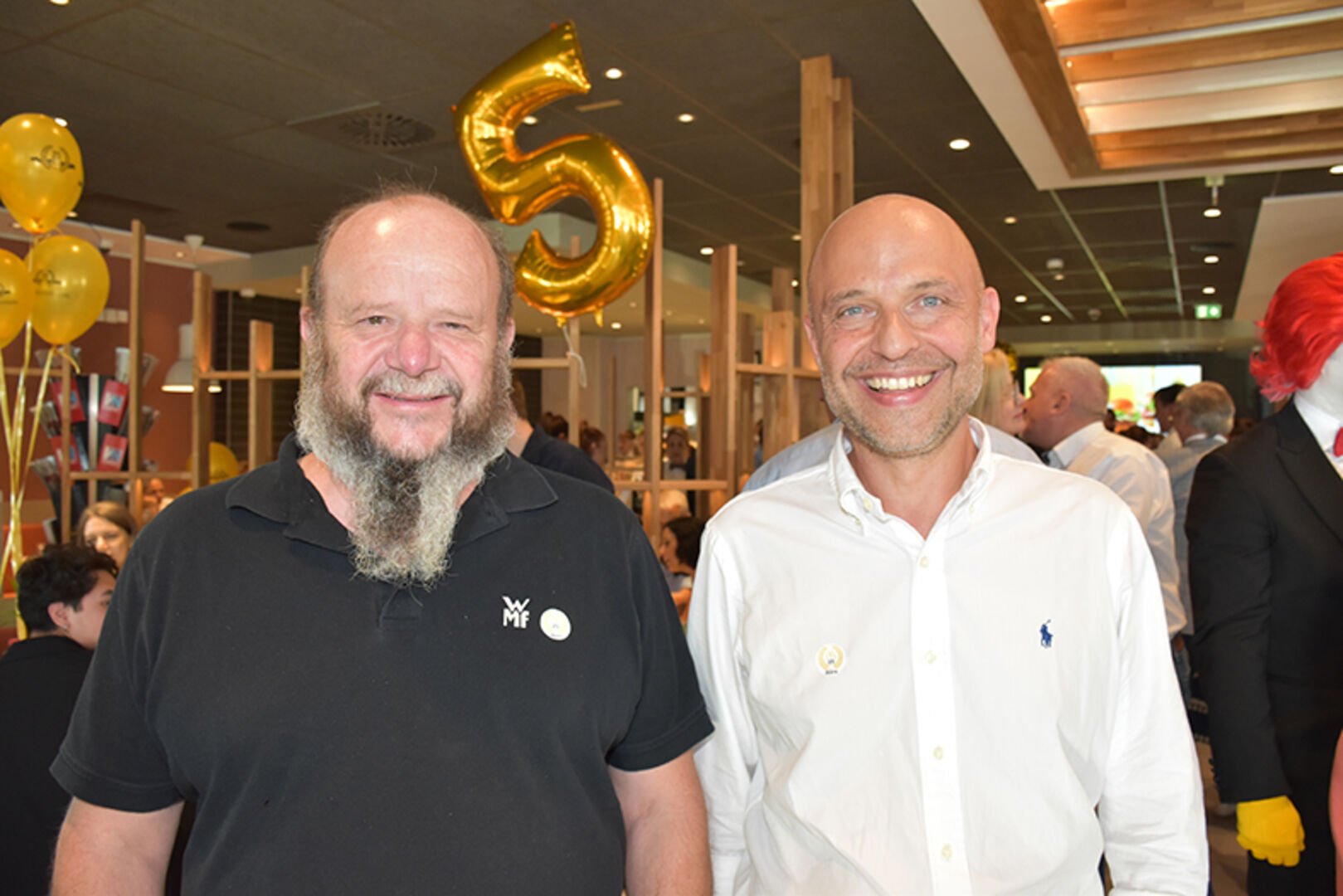 Die professionellen Kaffevollautomaten auch im McDonald`s Bürs kommen von WMF: Norbert Enenkel und Christian Hoyler von WMF