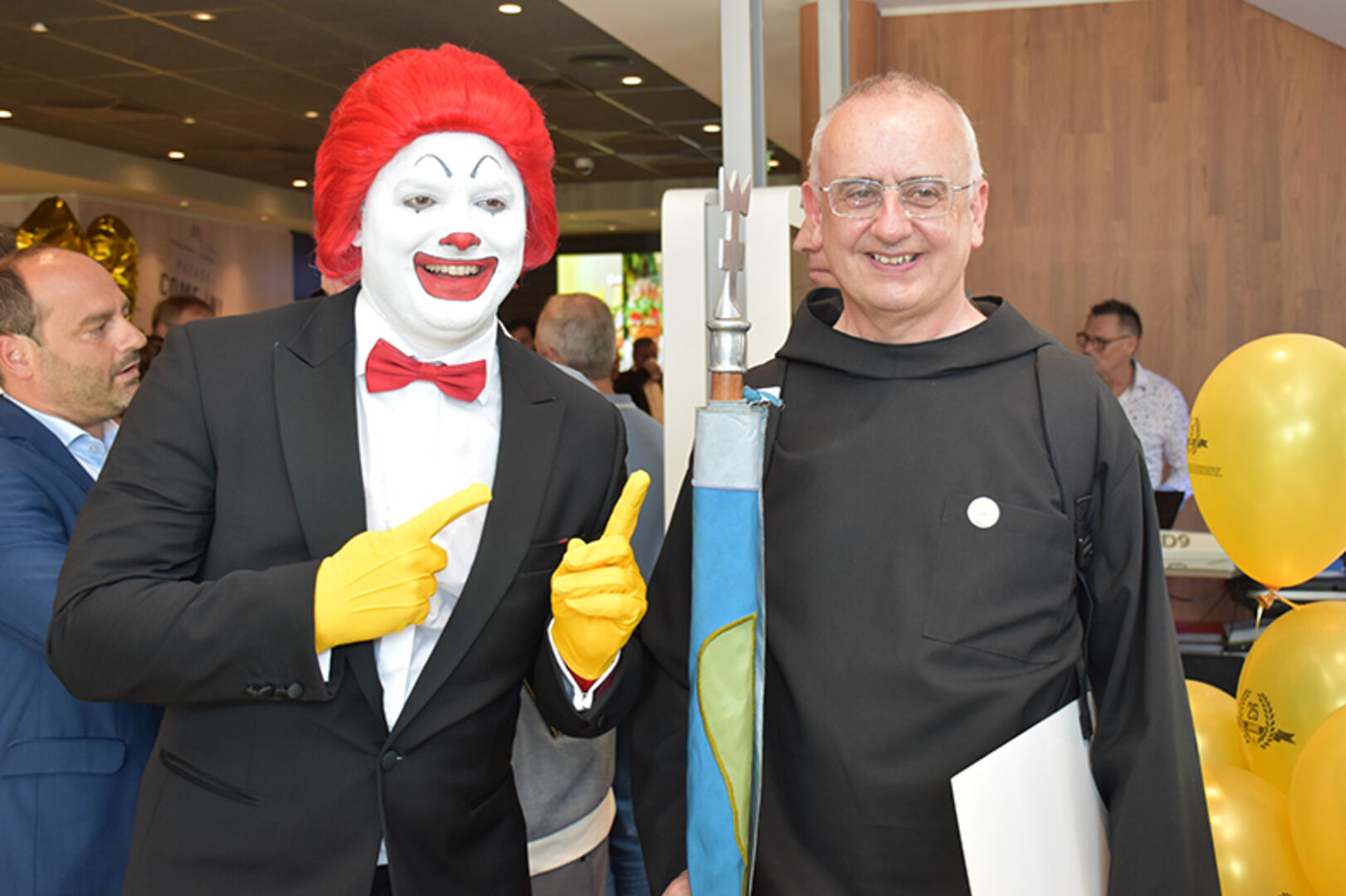Ronald McDonald mit Abt Martin Werlen von der Probstei St. Gerold