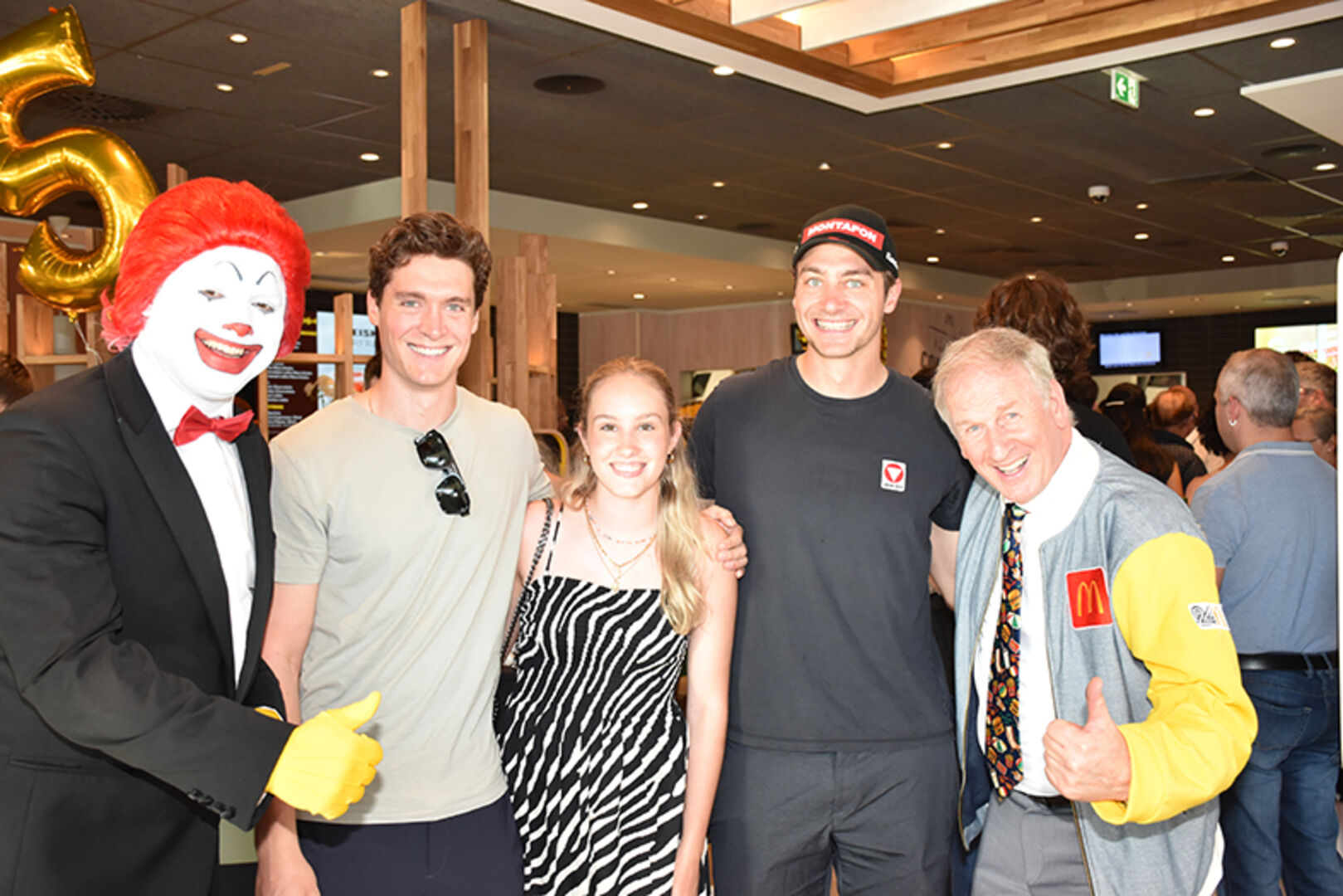 Snowboard-Asse Luca Hämmerle und Alessandro „Izzi“ Hämmerle gratulierten zur Neueröffnung.