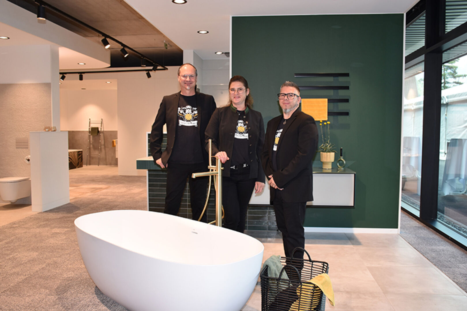 In der neuen Elements Ausstellung: Standortleiter Dieter Krieber mit Katja Fiebig und Christian Bischof