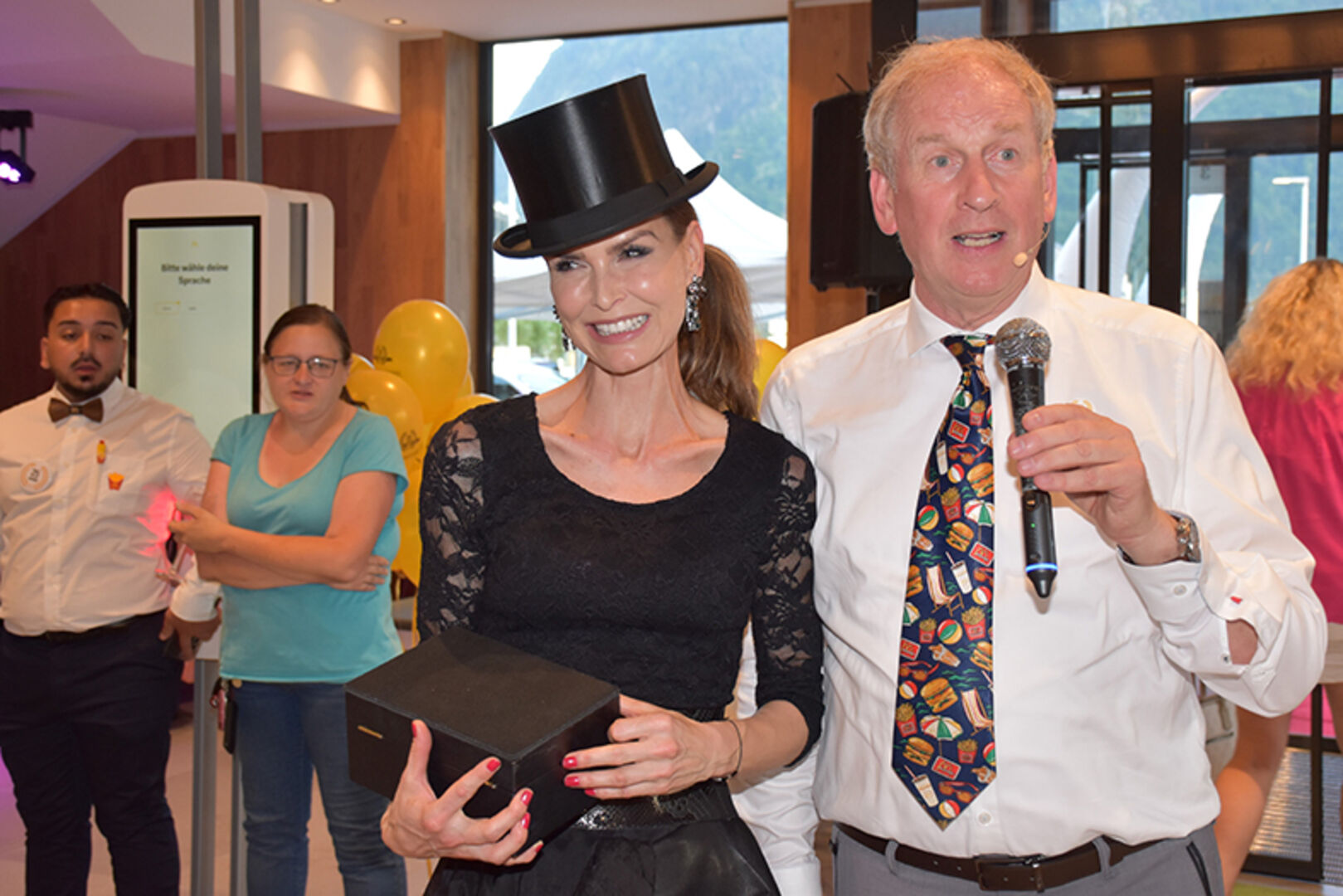 Kerstin Andreatta (Zauberkunst und Moderation) mit Loek Versluis