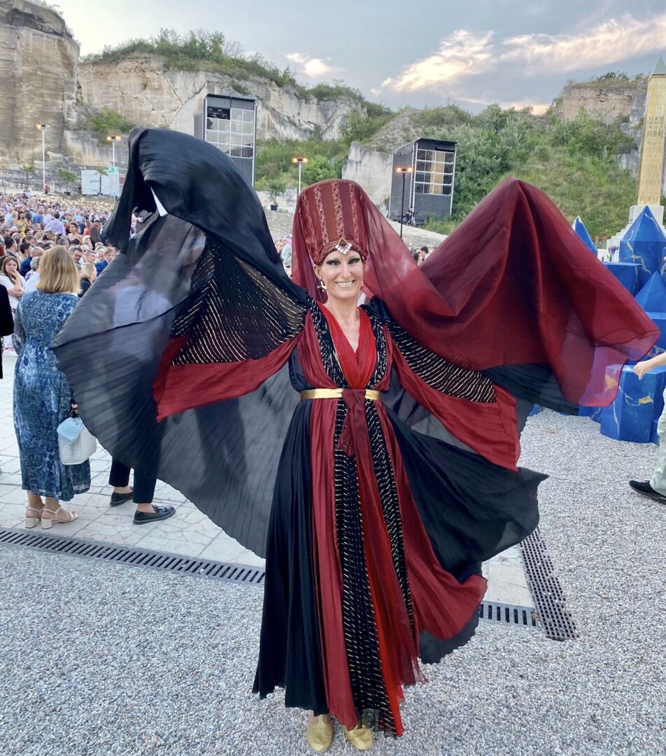 Porträt einer Darstellerin in Kostüm