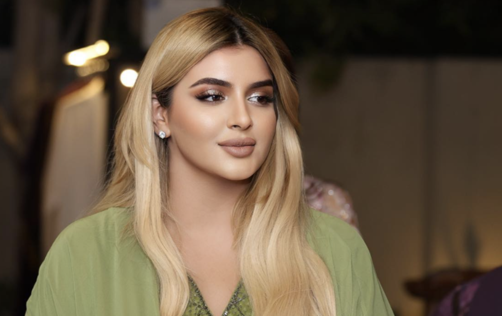 Junge Frau mit blonden Haaren und grünem Kleid