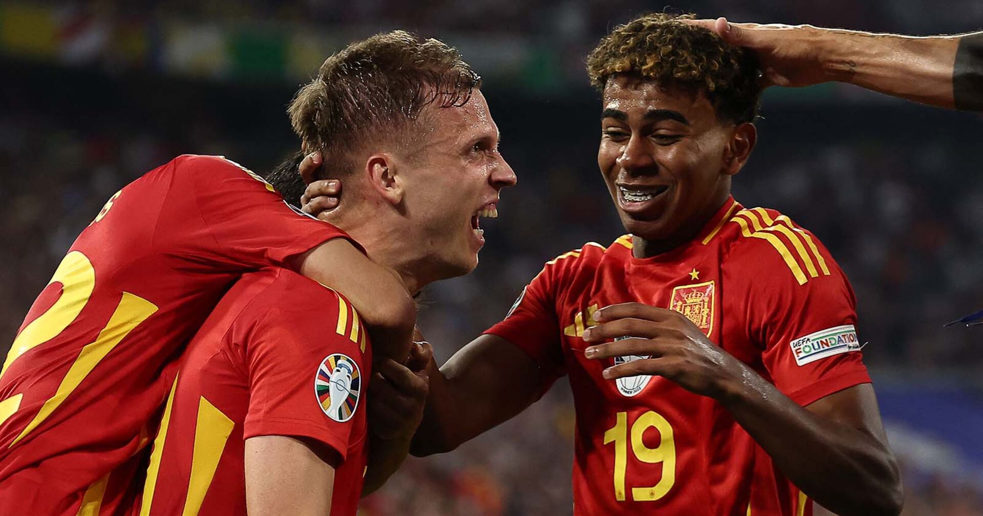 Dani Olmo und Lamine Yamal während des Halbfinal-Spiels gegen Frankreich