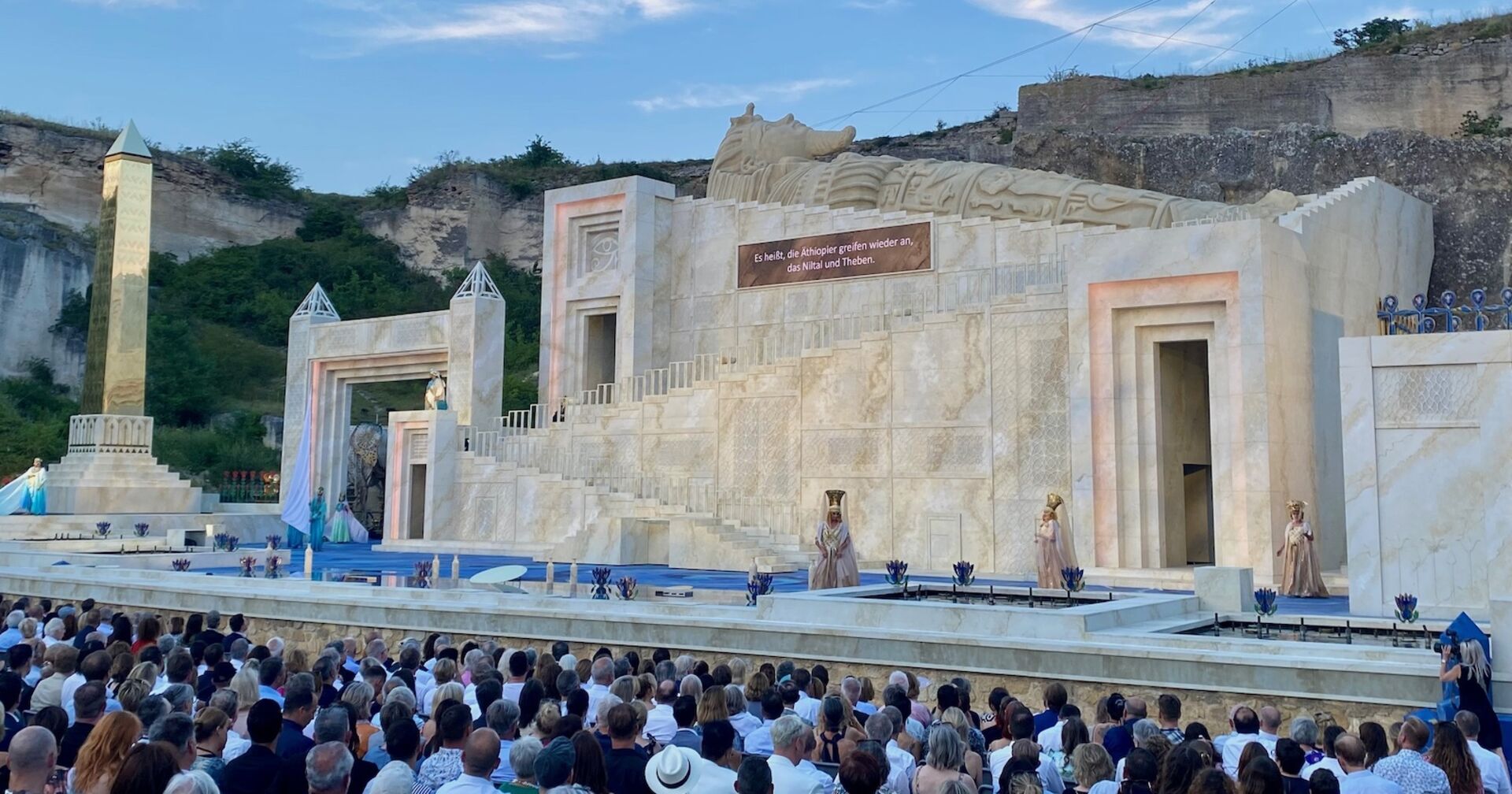 Bühnenbild von den Zuschauerrängen aus gesehen