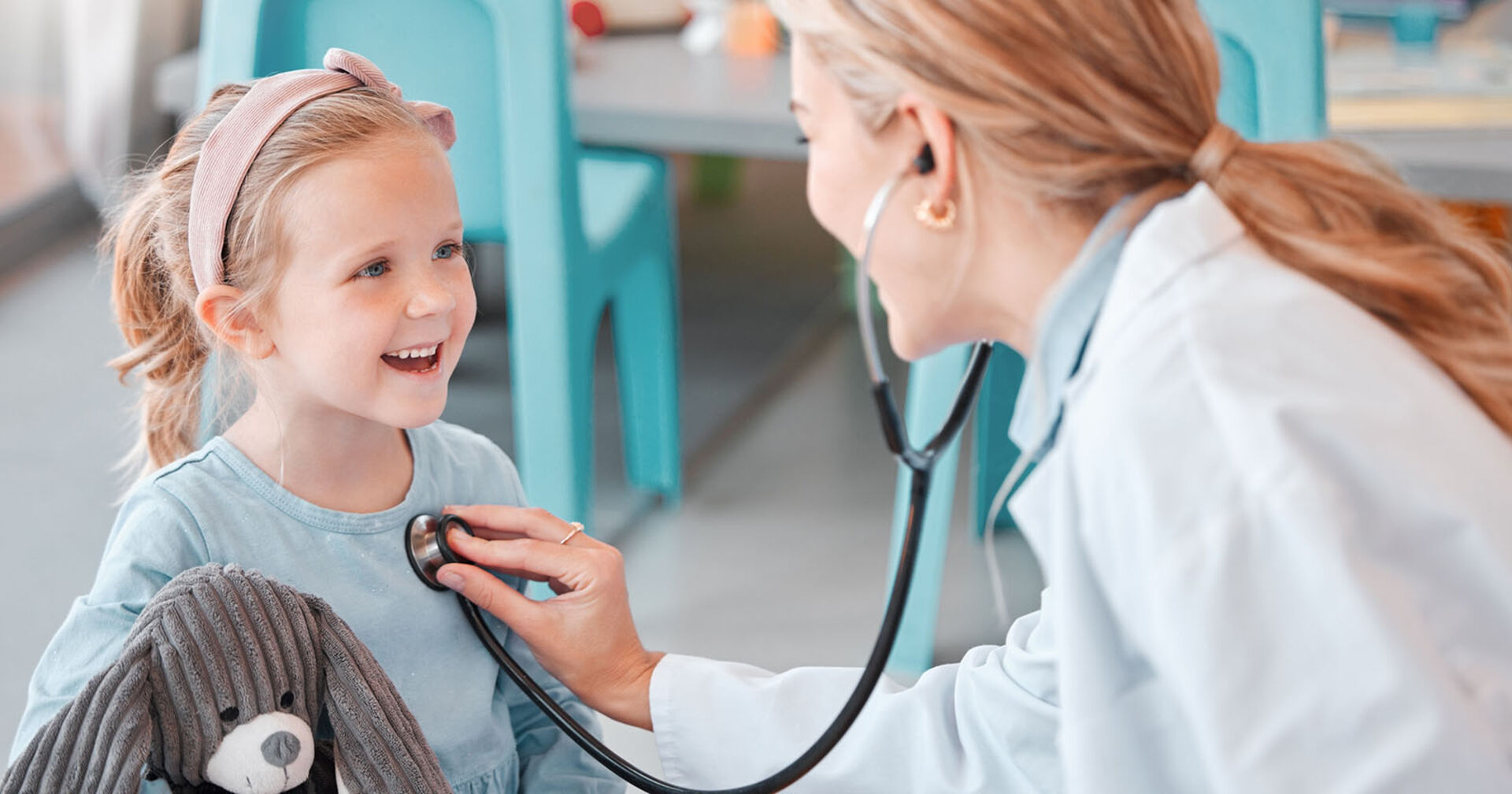 Ärztin untersucht ein junges Kind mit einem Stethoskop