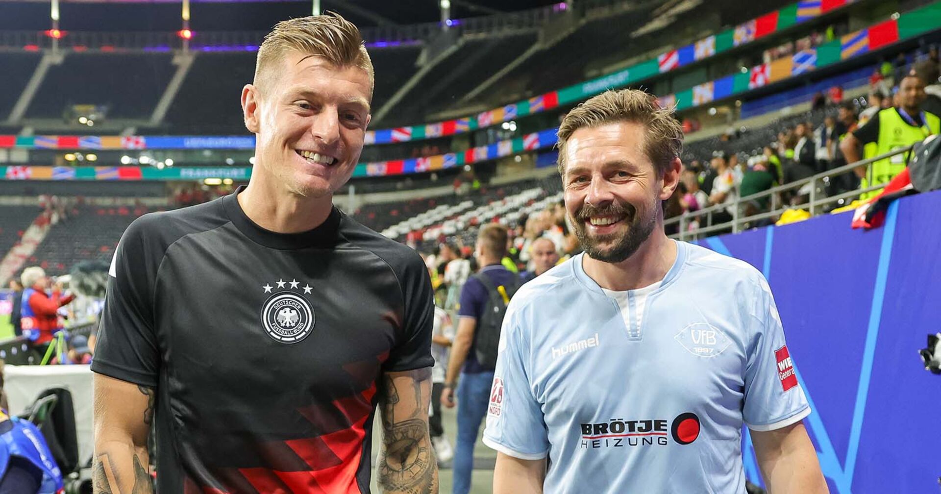DFB-Nationalspieler Toni Kroos und Klaas Heufer-Umlauf nach dem Achtelfinal-Spiel der deutschen Mannschaft gegen Dänemark.