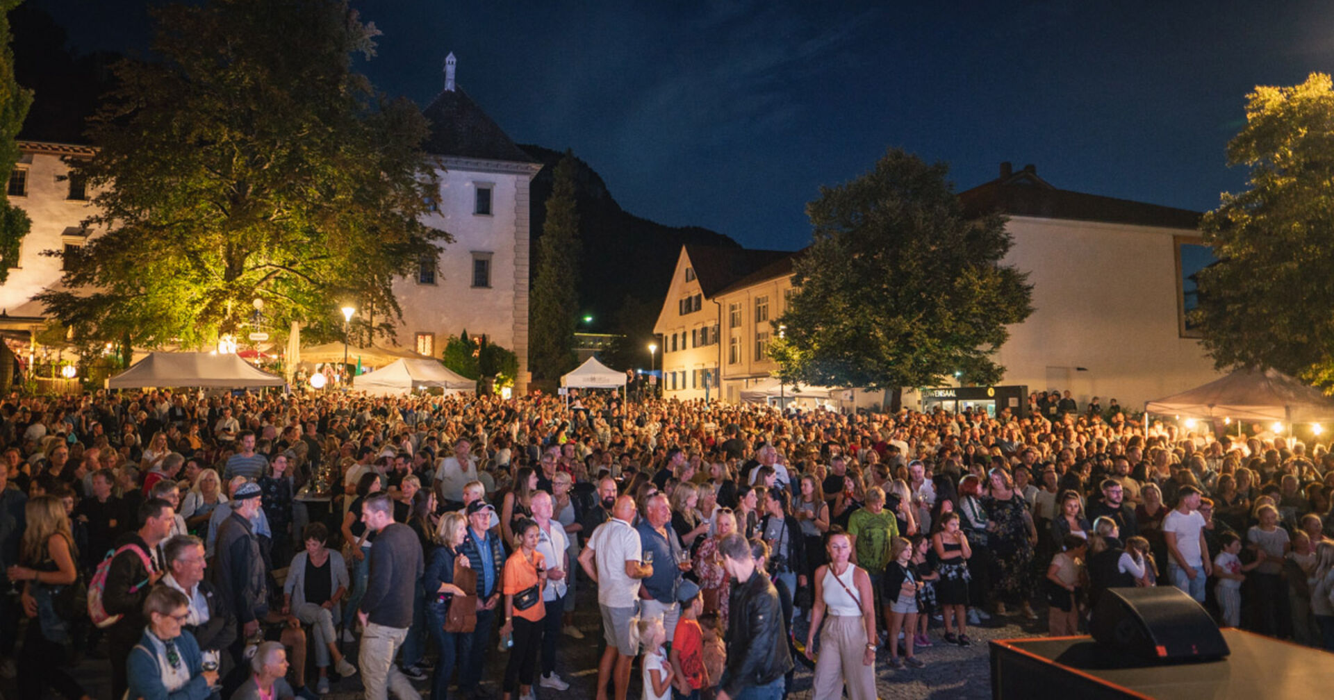 Public Viewing: Fußball in der „EMs-Arena&quot; am Kirchplatz
