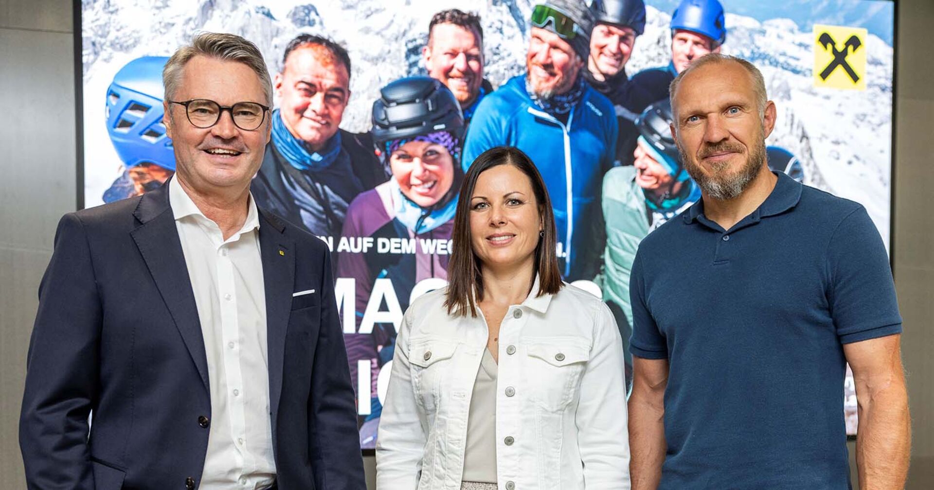 Raiffeisen-Vorstandsdirektor Rainer Stelzer, Unternehmerin Nina Wallner-Guggi und Testimonial Hermann Maier im Rahmen der Werbespot-Präsentation