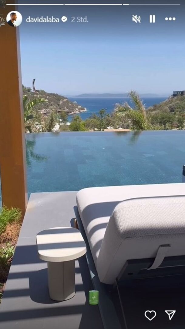 Screenshot von Hotelpool auf Ibiza.