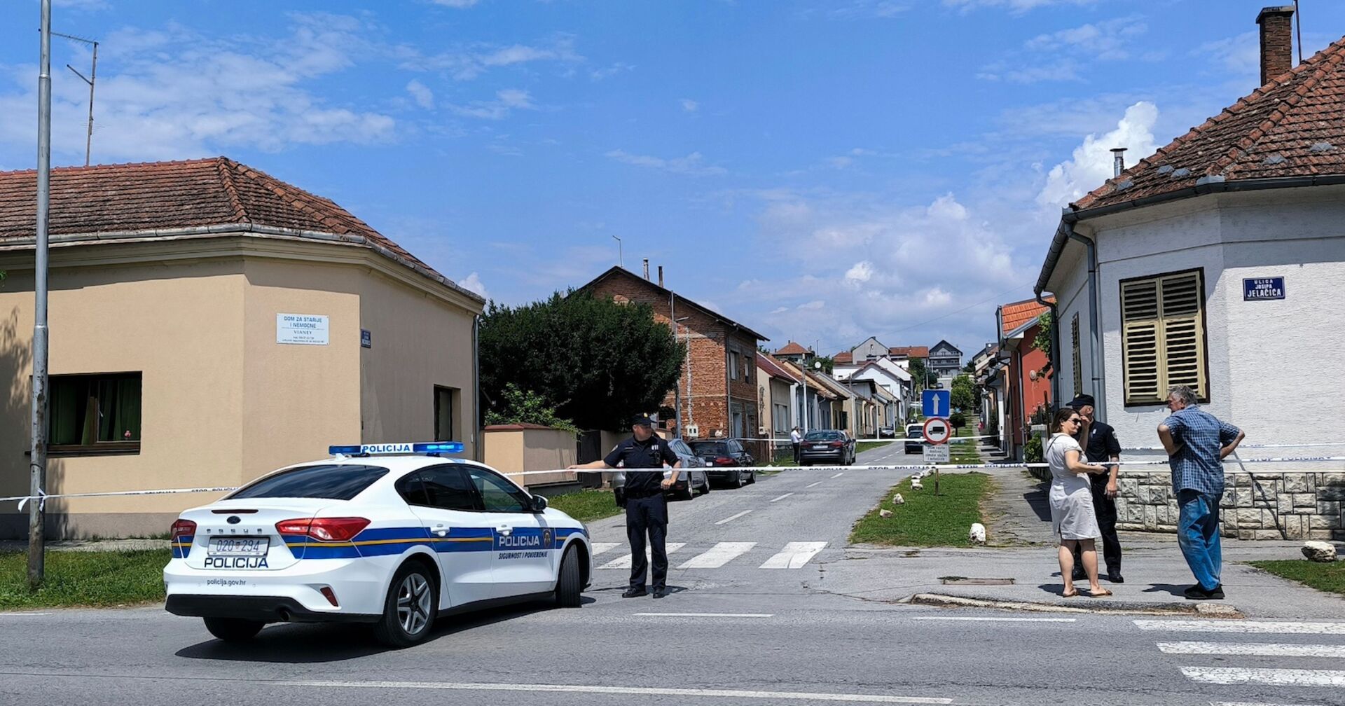 Polizei hat die Straße vor dem Altersheim in Daruvar, Kroatien, nach dem Amoklauf abgesperrt.