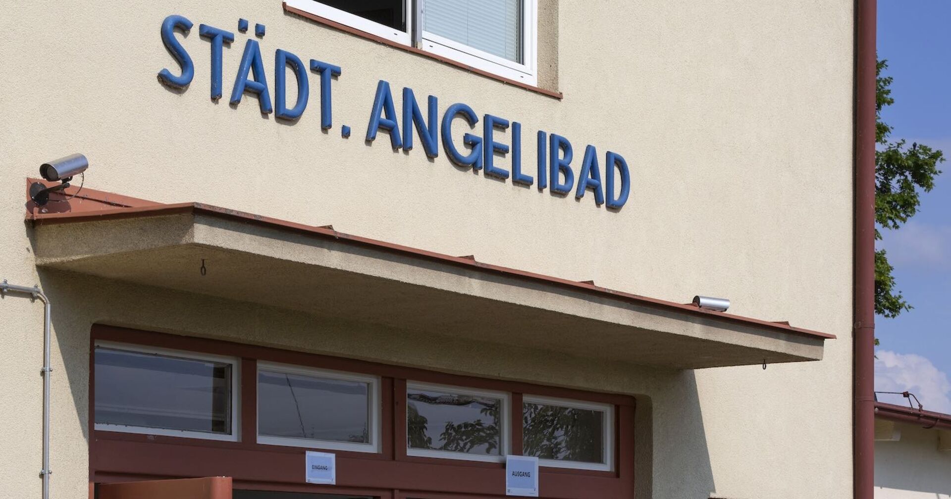 Eingang des Angelibad in Wien.