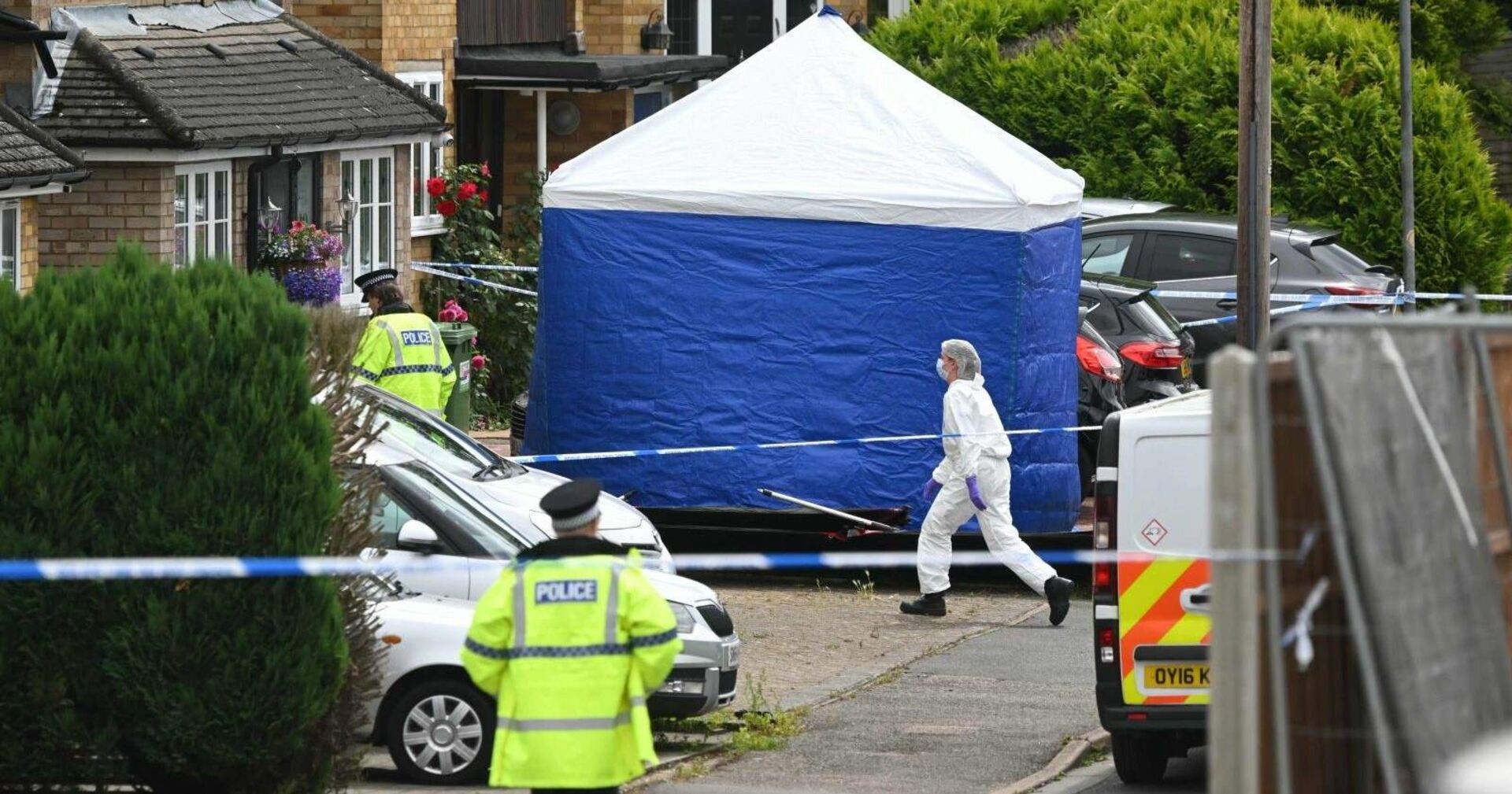 Ermittler am Tatort in Bushey.