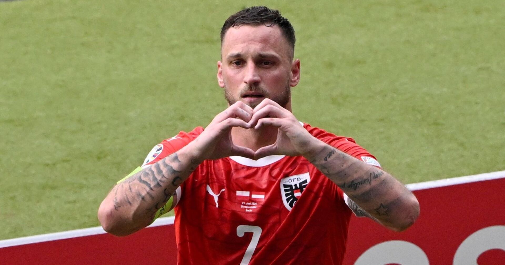 Marko Arnautovic formt mit seinen Hand ein Herz.