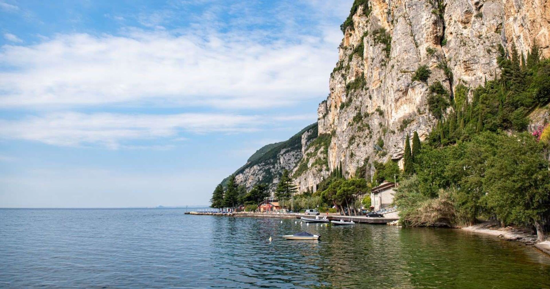 Meer und Klippe in Tignale in Italien.