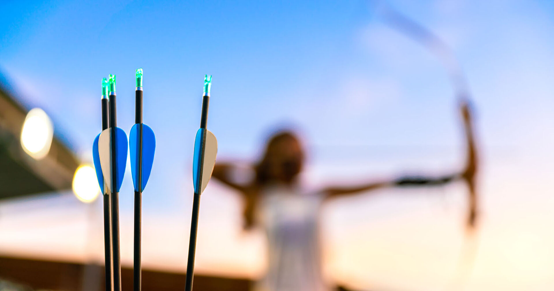 Frau betreibt Bogensport | Credit: iStock.com/kunchainub