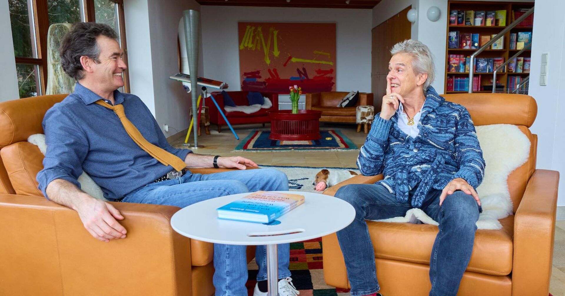 Thomas Brezina und sein Mann Ivo Belajic sitzen an einem Tisch.