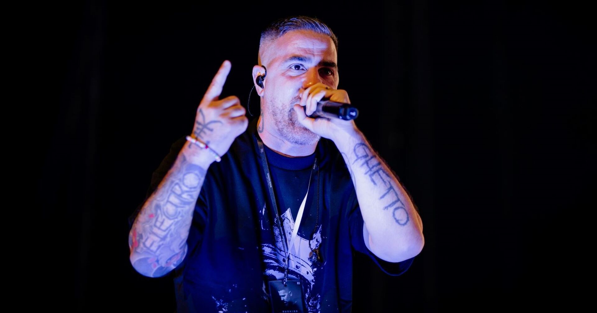 Bushido rappt auf der Bühne.