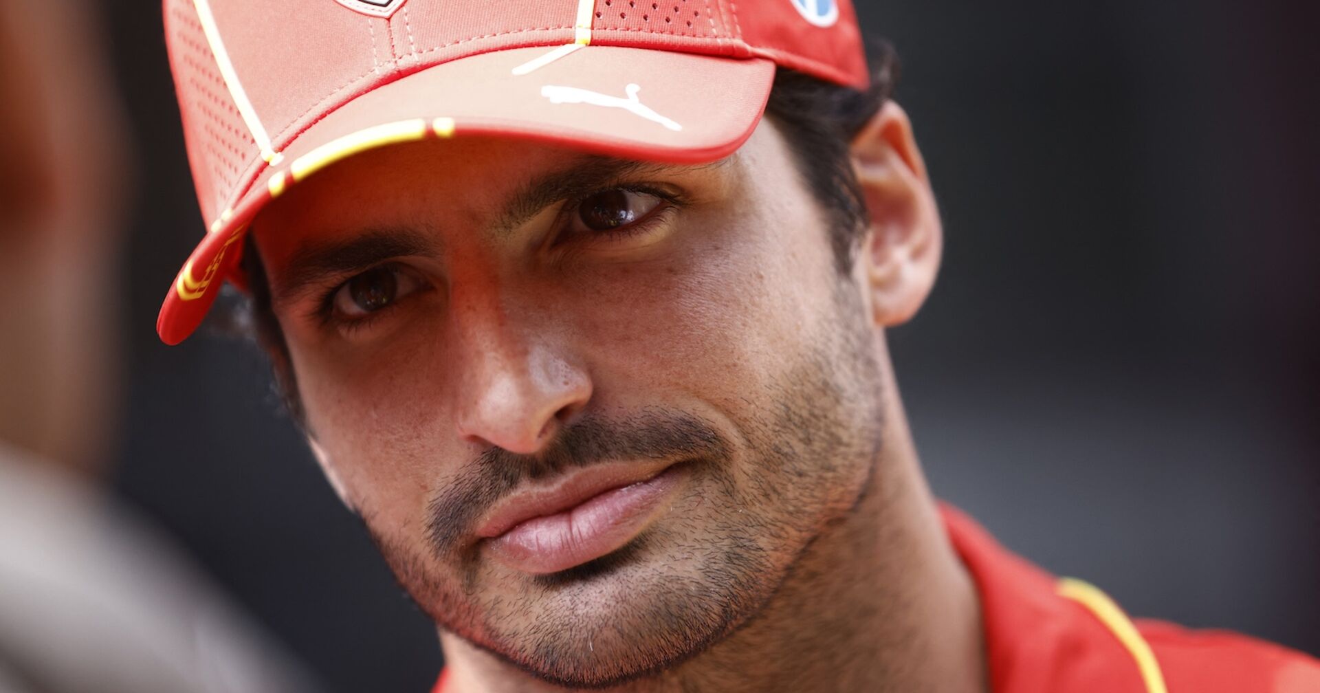 Carlos Sainz mit Ferrari-Kappe in Großaufnahme