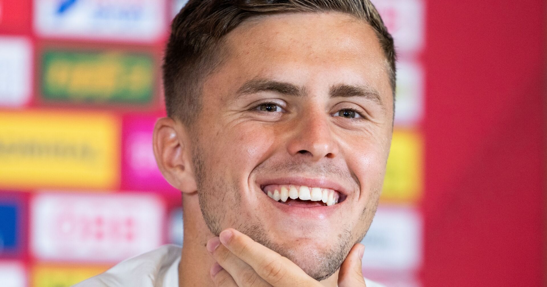 Christoph Baumgartner freudestrahlend im Porträt
