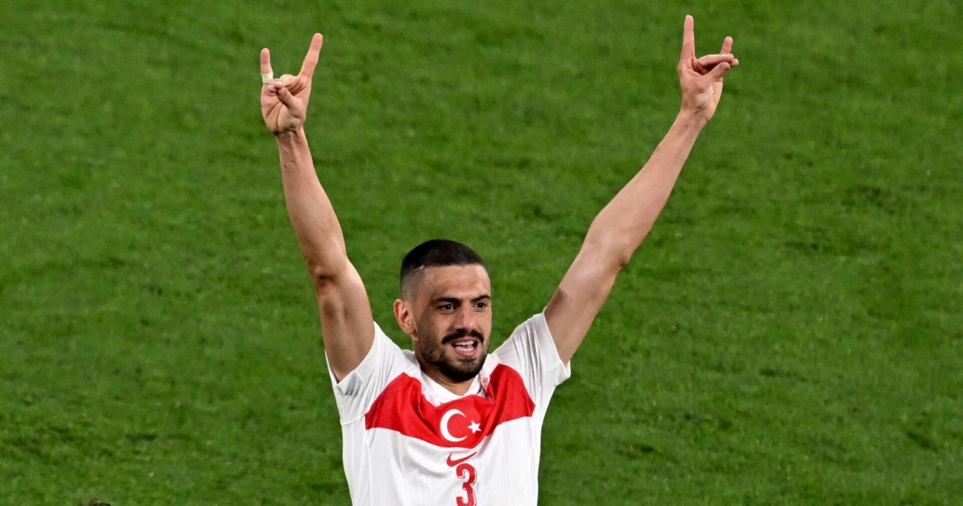 Demiral zeigt bei seinem Torjubel den in Österreich verbotenen Wolfsgruß