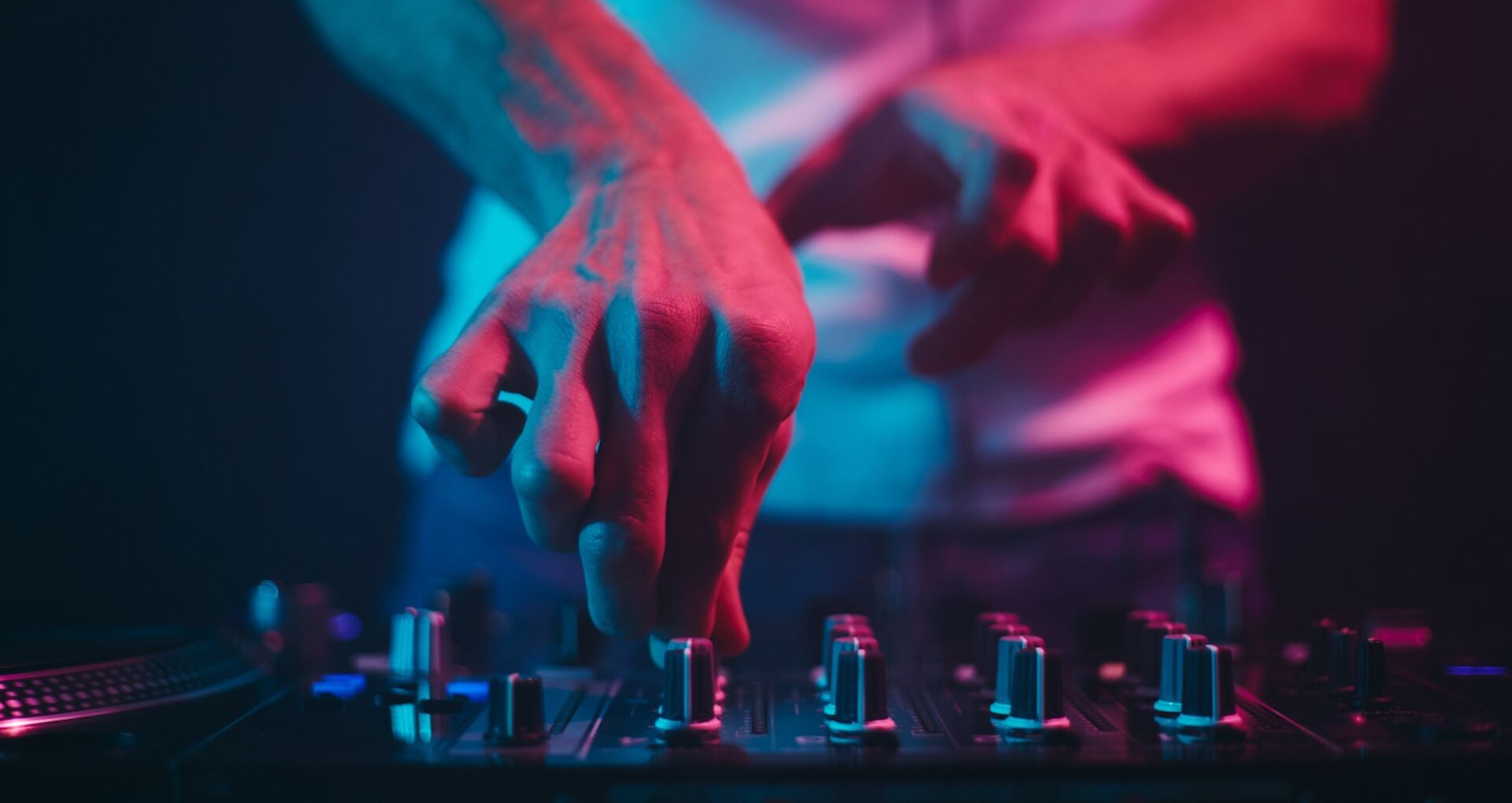 Ein DJ an den Turntables.