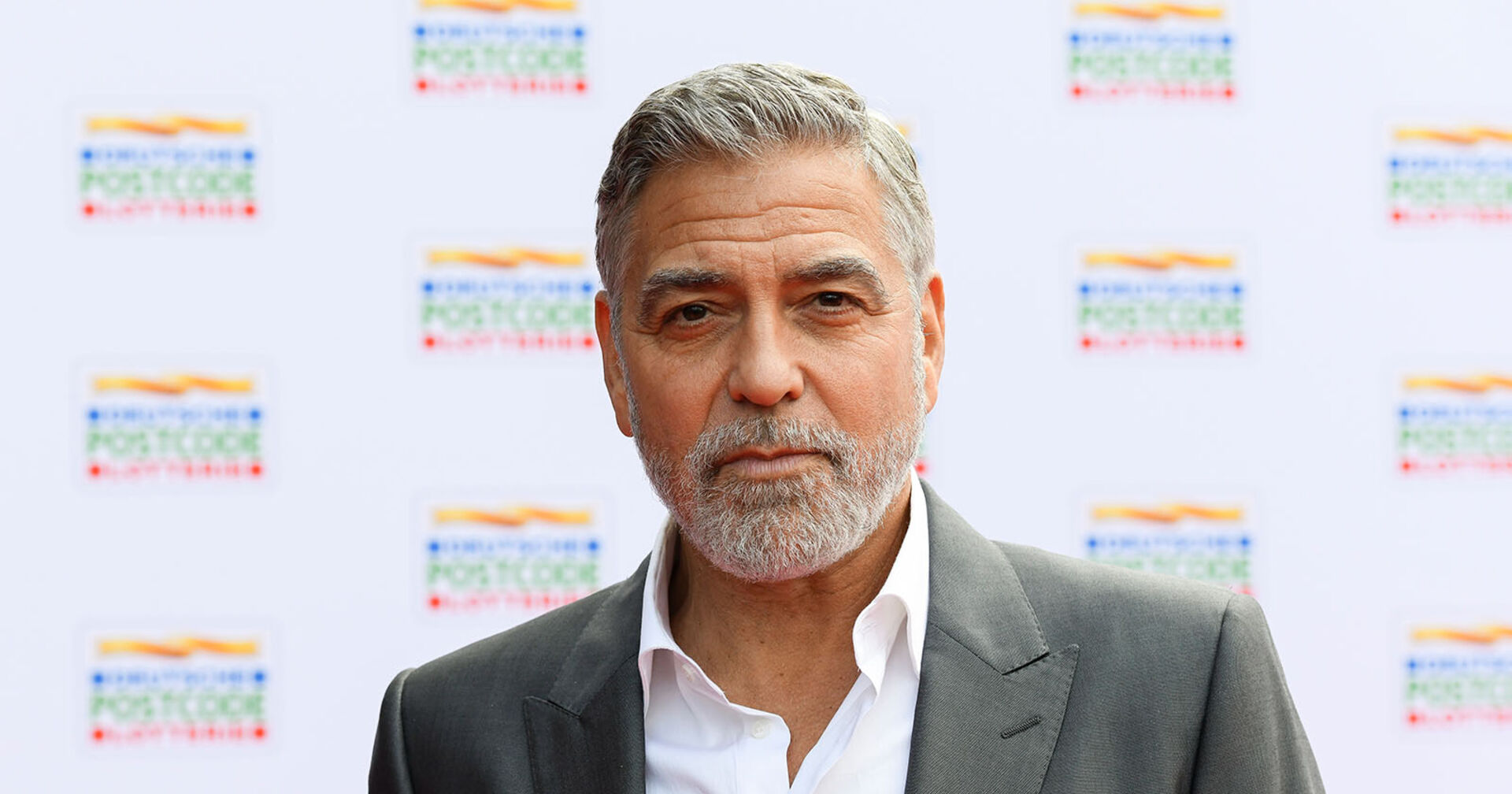 George Clooney schaut ernst