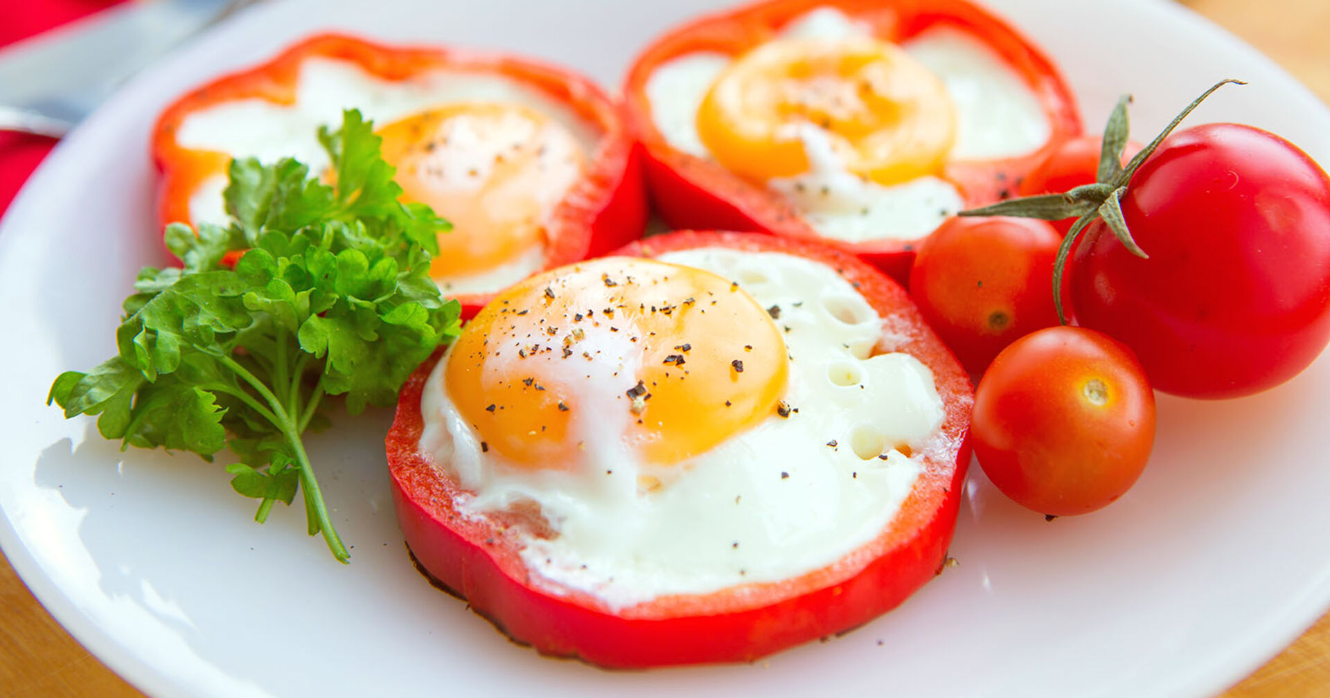 Ei-Paprika-Blumen auf einem Teller | Credit: iStock.com/AlekZotoff